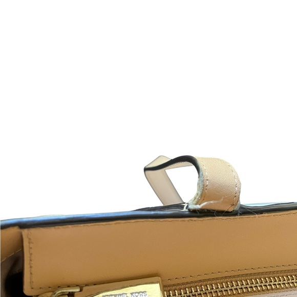 Michael Kors Cream and Tan Shoulder Bag - Picture 3 of 7